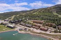 Ski-in Luxury Mountain Escape w/ Hot Tub & Breathtaking Views in Brian Head!