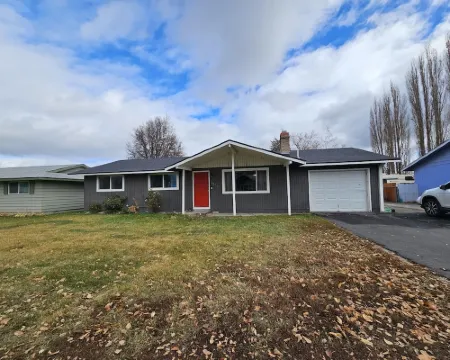 Cozy 3 bedroom by airbase! Hotels in Altamont