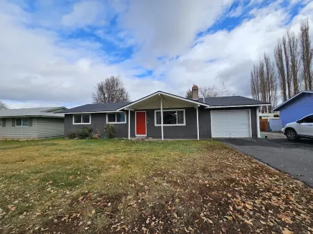 Cozy 3 bedroom by airbase! Отели в г. Алтамонт