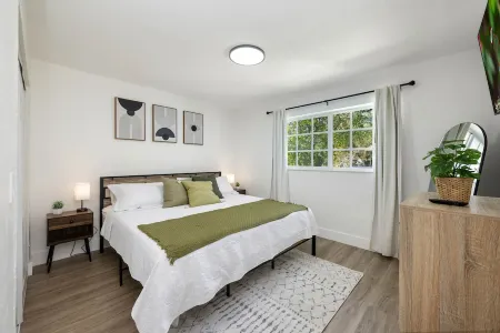 3BR Smart home, close to airport, Fast WiFi, Free private parking, Patio & Grill