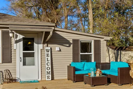 Charming Cottage Отели в г. Winnebago County