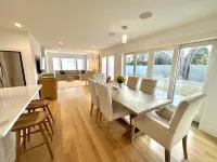 Walk to the Village! Charming modern beachhouse