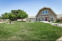 Huge Private Guest suite w/ jet tub in great neighborhood near attractions