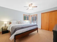 Mountain Cabin overlooking Boyne near Nubs W/ Hot Tub Hotels in Pleasantview Township