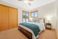 Mountain Cabin overlooking Boyne near Nubs W/ Hot Tub - 무료 와이파이