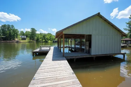 A New Beautifully Decorated Lake Home With Great Outdoor Living Space