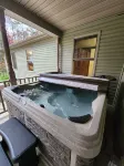 Minutes to Caves! Private Woods! Game Room & Media Room! Great for Get-togethers - Hot Tub