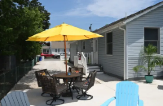 NEW LISTING!!! Beautiful Bayview Cottage a short walk to the beach Hotels in Villas