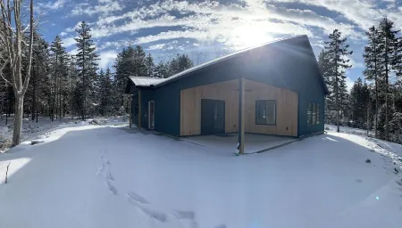 Pine Lodge: 2-bedroom vacation home minutes to Acadia National Park