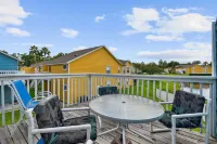 Escape to our charming 3B/2B condo near Disney! with backyard lake view