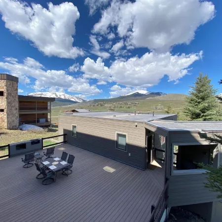 Penthouse #1: Panoramic Views, Hot Tub, 75 55" TVs, Sonos, Free Ski Bus