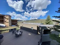 Penthouse #1: Panoramic Views, Hot Tub, 75 55" TVs, Sonos, Free Ski Bus