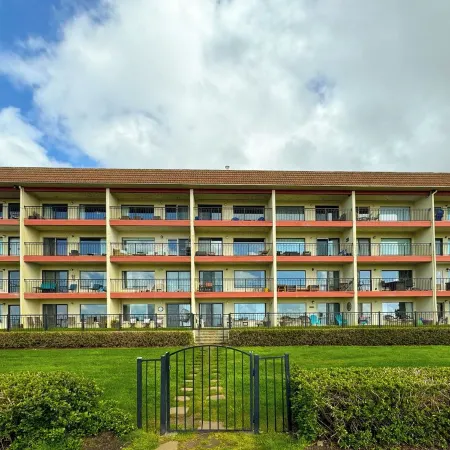 Oceanfront 2rd floor Balcony 2 blocks to Turnaround-Work Remotely