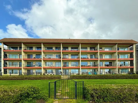 Oceanfront 2rd floor Balcony 2 blocks to Turnaround-Work Remotely