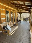 A~Bears Den- Pet Friendly, Hot Tub, 2 King Suites, Minutes to GSMNP!