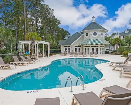 Golf Course View Condo with Pool キャロライナ・フォレストのホテル