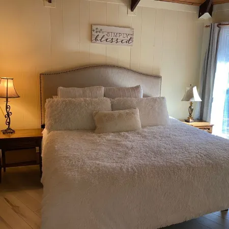 Available Jan 16-19 Steps to Ski Beech Adjustable Bed, Pets &Fireplace