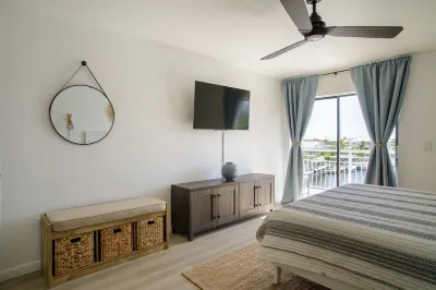 Boater’s Family Retreat in Key Largo with Waterfront Views and Dock Access Dolphins Plus - Key Largo 주변 호텔