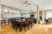 6-bedroom house on fabulous Surfside Beach with private volleyball court - 4-Star
