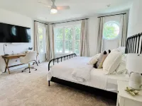 Lakefront Haven: Waterfront Oasis with Dock, Spacious Swim Pier & Pano Lake view Hotels in Delavan