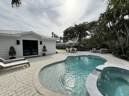 Resort-Style Pool Home in Downtown Delray Beach - 3 minutes from Atlantic Avenue Отели в г. Делрей-Бич