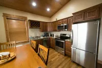 Luxurious cabin on the Yellowstone River with Pond, Five Miles from Chico