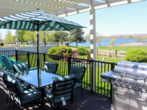 Quick walk to Columbia River access Hoteles en Umatilla