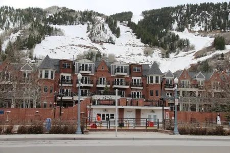 FOOD & WINE -Best Local! Minutes from event! Lux Studio next to  Nell & St Regis Отели рядом с достопримечательностью «Aspen Highlands»