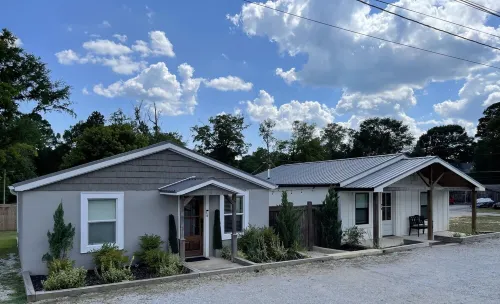 Karine's Cottage Beautiful Cottage w/ Boat Parking Hotels in Iuka