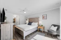 Beautifully Remodeled Apollo Beach Pool Paradise! Sleeps 7! Hotels in Apollo Beach