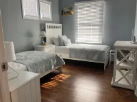 Family Fun Home. 5 Bedroom & Inground Pool ! 4 blocks from the Beach !