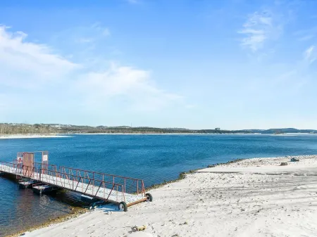 March Sale! Lakefront Cabin directly on Table Rock Lake: w/Pool+Hot Tubs