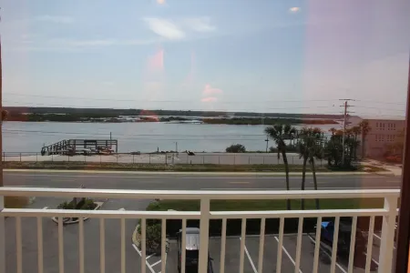 Tradewinds Condominium Top Floor - Ocean View Condo #113