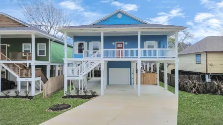 Brand new custom home,  with 3 en-suite bedrooms, located in prime Kemah spot!