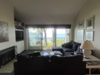 Stunning Views! 2 King Bdrms w Private Bathrooms. Walk to Lake Michigan Beach! Hotel a Glen Arbor