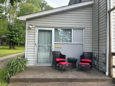 Cozy 1-bedroom creekside flat Hotels in 