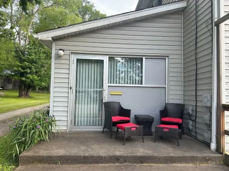 Cozy 1-bedroom creekside flat