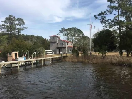 Sailor’s Choice @ Blackwell Point Marina. Pet friendly & boat slips available!