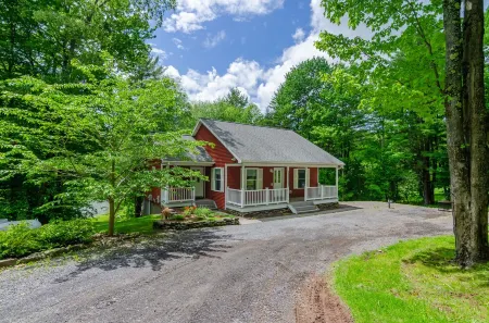 Lakefront Serenity in the Catskills near All Star Village Отели в г. Франклин