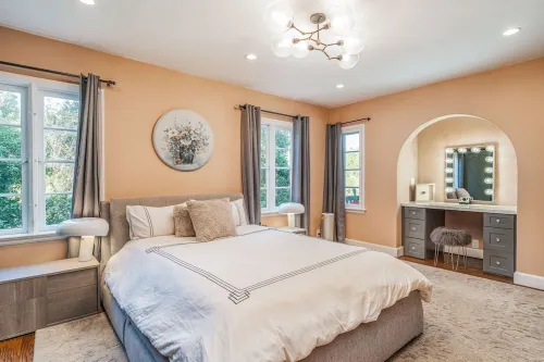 Amazing Apartment attached to historic home in Pasadena!