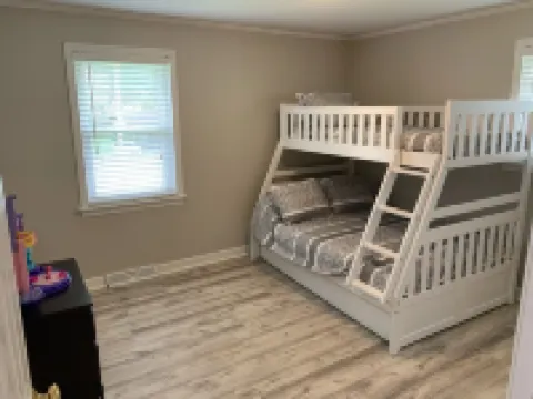 Updated home with fenced yard, dog friendly, 15 min to downtown Greenville! Hoteles en Mauldin