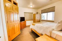 Private Basement by Outlet/Golf Course/East Lake Hotels near Rock AG Church