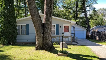 Family sized updated cottage with garage - Close to Houghton Lake and ORV Trails