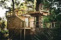 Cozy cottage overlooking Talahi Lake in Savannah GA with a pirate ship clubhouse Hotels near Butterbean Beach