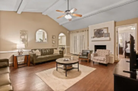 Sleeps 19 ♨Hot Tub♨Game Room!♨3 TVs ♨Fun Backyard♨Central♨