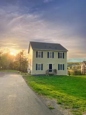 Saugerties Retreat 1 min walking from HITS, 7 BRs