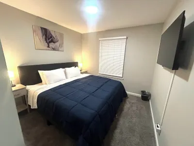 PROMO 10% WEEKLY 15% MONTHLYOFFCozy Family Retreat: King Beds, Garage, Fast WiFi Hotels near Sheffield Park