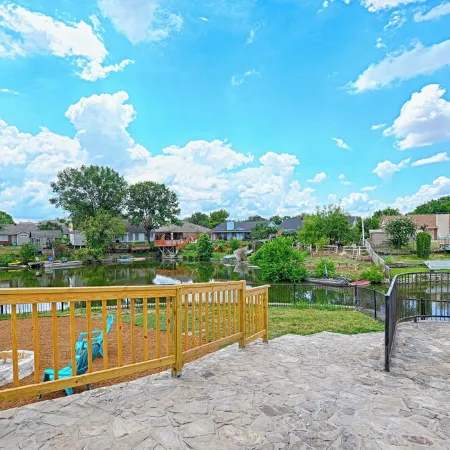 Spacious 4-bedroom house in peaceful Irving with WiFi, AC, Keyak fun