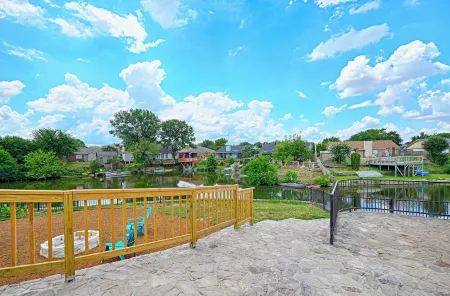 Spacious 4-bedroom house in peaceful Irving with WiFi, AC, Keyak fun Отели рядом с достопримечательностью «AMA Gardens»