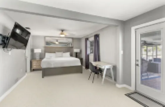 Casa di Amici – Heated Saltwater Pool and Canal Home Near Ami & Much More!